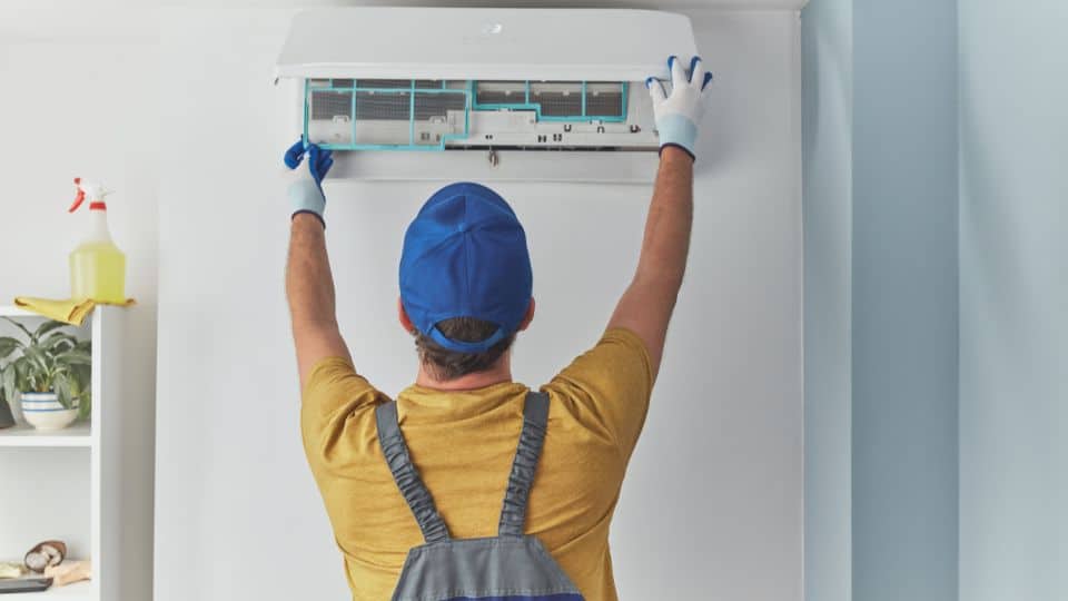 Professional vs. DIY Air Conditioner Installation